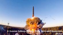 HANDOUT - 09.12.2020, Russland, ---: Das vom Pressedienst des russischen Verteidigungsministeriums zur Verfügung gestellte Videostandbild zeigt eine Rakete, die von einem Raketensystem abgefeuert wird, während des Interkontinental-Raketentests in der Anlage in Plesetsk im Nordwesten Russlands. Russland und die USA haben sich nach Kremlangaben über die Verlängerung des atomaren Abrüstungsvertrags New Start geeinigt. (zu dpa: Kreml: Putin und Biden einig über Abrüstungsvertrag) Foto: -/Russian Defense Ministry Press Service/AP/dpa - ACHTUNG: Nur zur redaktionellen Verwendung und nur mit vollständiger Nennung des vorstehenden Credits +++ dpa-Bildfunk +++