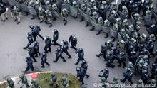 Η αστυνομία ταραχών της Λευκορωσίας μπλοκάρει το δρόμο για να σταματήσει τους διαδηλωτές κατά τη διάρκεια μιας αντιπολίτευσης για να διαμαρτυρηθούν για τα επίσημα αποτελέσματα των προεδρικών εκλογών στο Μινσκ