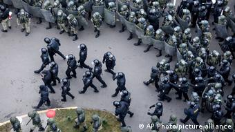 Силовики подавляют протесты в Минске, ноябрь 2020 года