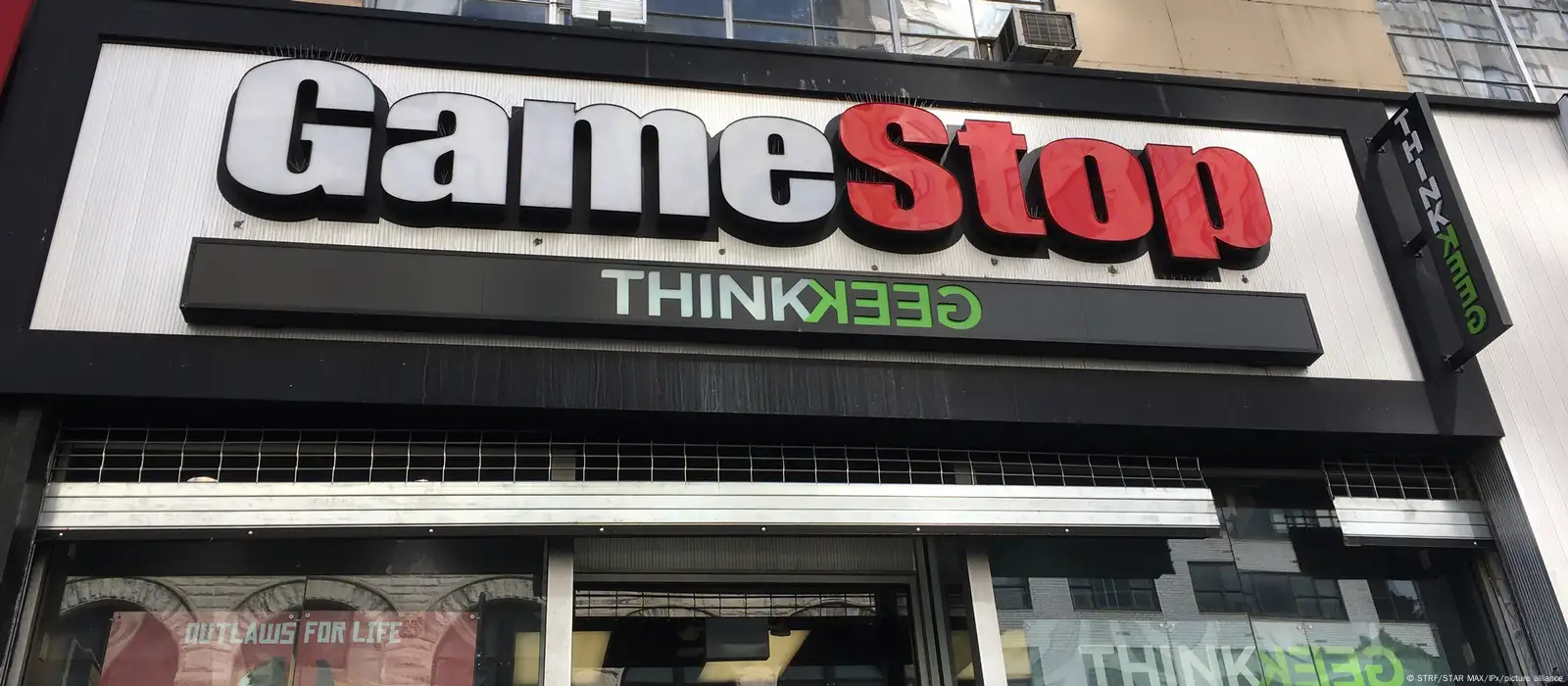 Reddit-fueled GameStop craze pits hedge funds against 'little guy