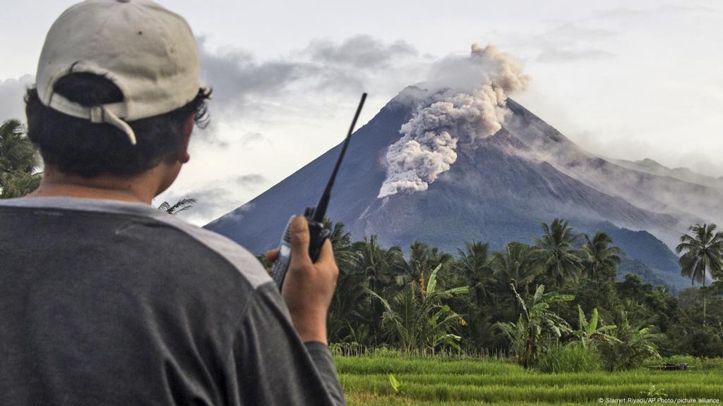 Gunung Merapi Erupsi Puluhan Hektare Lahan Sayur Dan Pakan Ternak Rusak Indonesia Laporan Topik Topik Yang Menjadi Berita Utama Dw 28 01 2021