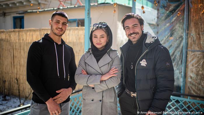 Mladi afganistanski modeli Murtasa Safi (lijevo) i Huma Sarfarasi i vlasnik agencije Hamed Vali