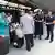 Personenkontrollen durch Polizisten im Bahnhof Marseille-Saint-Charles