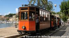 Die als «Roter Blitz» bekannte Straßenbahn fährt durch Port de Soller. Die Coronakrise könnte Palma de Mallorca ein neues Verkehrsmittel bescheren. Millionen aus dem EU-Wiederaufbaufonds sollen in den Bau einer neuen Straßenbahn fließen. (zu dpa «Dank Euro-Millionen: Mit der Tram zum Ballermann») +++ dpa-Bildfunk +++