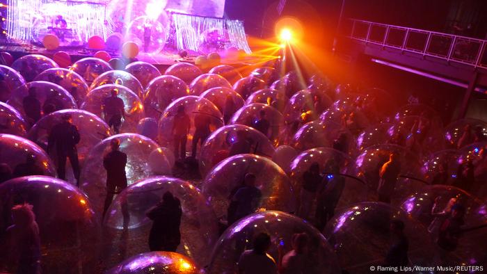 Rock band The Flaming Lips give a special corona concert. Each spectator stands in their own plastic bubble.