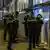 Niederlande UnruhenUn grupo de policías advierte a dos viandantes en las calles de Ámsterdam que deben cumplir el toque de queda, en una imagen de enero.