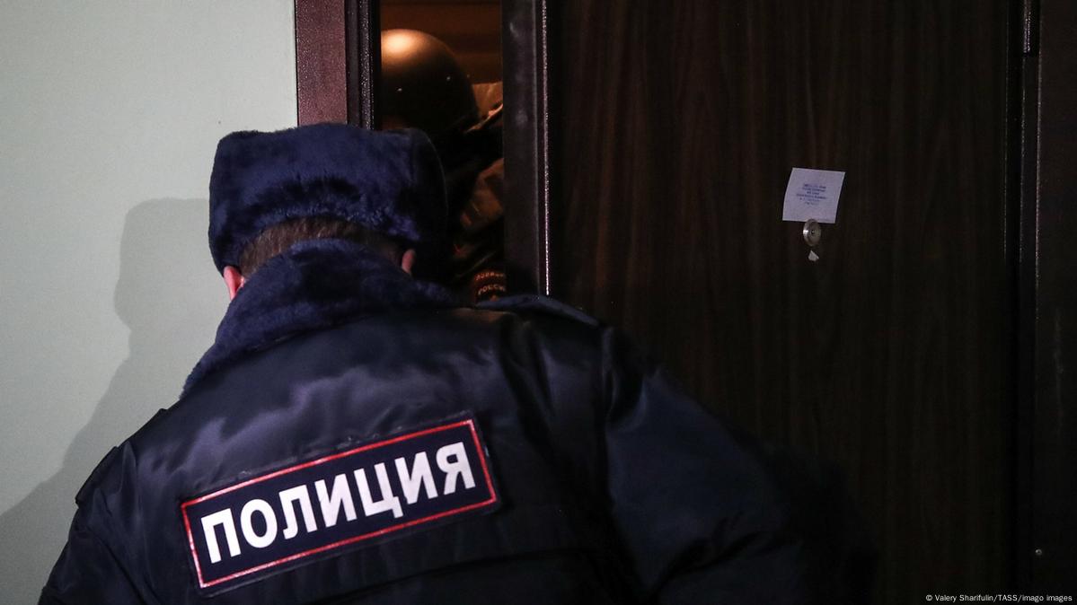 Russian Police Raid Homes Of Investigative Journalists Dw 06292021