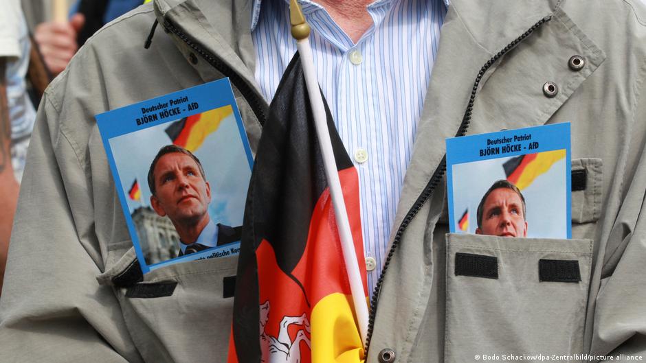Simpatizer AfD sa lecima na kojima je Bjern Heke, predvodnik ekstremnog krila stranke