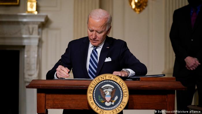 Američki predsjednik Joe Biden potpisuje uredbe