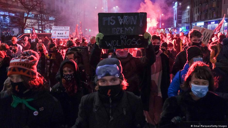 Miles protestan en Polonia contra prohibición del aborto