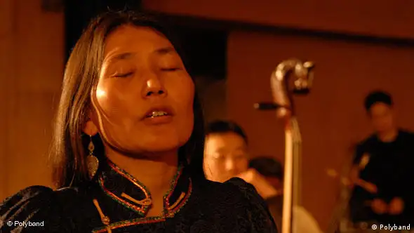 Die mongolische Sängerin Urna Chahar-Tugchis bricht ins Hinterland auf, um ihrer verstorbenen Großmutter den letzten Wunsch zu erfüllen. Sie will ihre während der chinesischen Kulturrevolution zerstörte, uralte Violine in Ulaanbaatar restaurieren lassen und gleichzeitig die fehlenden Strophen eines Lieds über Dschingis Khan finden. Ihre Suche führt sie in die entlegene, mongolische Steppen. Während der Kleintransporter im Morast stecken bleibt und die Mitfahrer tagelang auf Hilfe warten, fragt Urna die wenigen Jurten-Nomaden über das Lied aus.