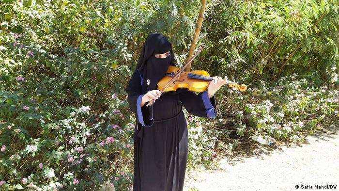 رانيا الشوكاني: شابة يمنية مصرة على تعلم الموسيقى رغم الحرب والتقاليد الاجتماعية