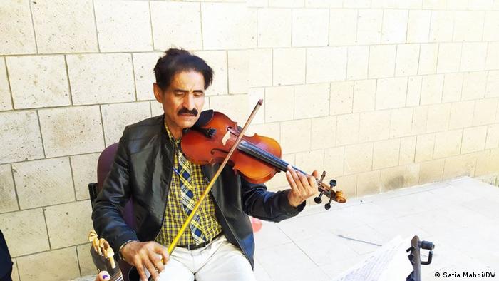 عبدالله الدبعي: أستاذ الموسيقى الوحيد في المركز الثقافي بالعاصمة صنعاء