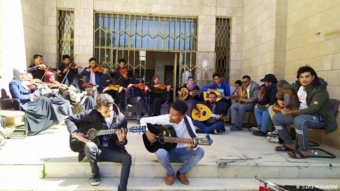 الموسيقى في اليمن: التقاليد والحرب والجماعات المتطرفة تمنع إقبال الكثيرين على تعلمها..