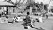 Picha kutoka Afrika Kusini ya mwaka 1965: Wazungu walikaa kwenye benchi, Waafrika chini Picha kutoka Afrika Kusini ya mwaka 1965: Wazungu walikaa kwenye benchi, Waafrika chini