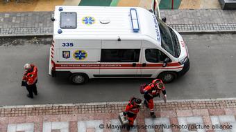 Врачи скорой помощи выходят из машины в Киеве Врачи скорой помощи выходят из машины в Киеве