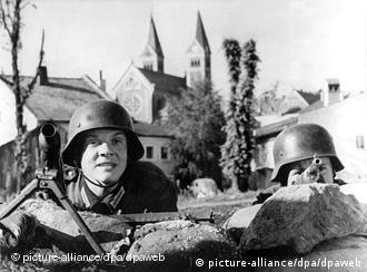 Zwei junge Soldaten im Schützengraben - Szene aus Die Brücke (Foto: picture allaince/dpa)