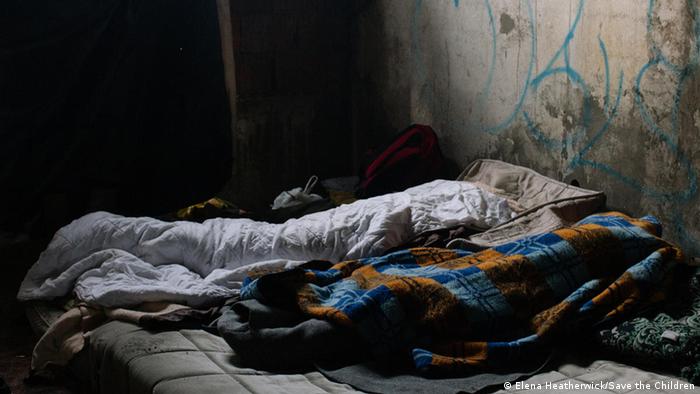 Decken auf einer alten Matratze vor einer beschmierten Betonwand: Blick auf die Schlafplätze minderjähriger Migranten in einem leerstehenden Altenheim in der Nähe der Stadt Bihać im Westen von Bosnien und Herzegowina
