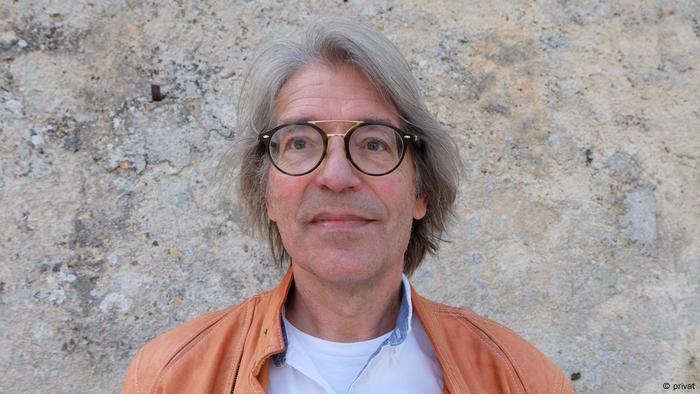 Jürgen Schmude wearing glasses. Jürgen Schmude wearing glasses.