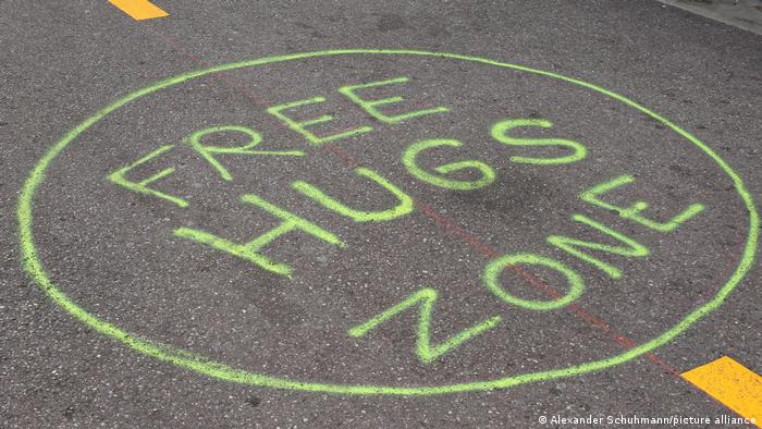 Free Hugs Zone-Grafitti auf dem Boden