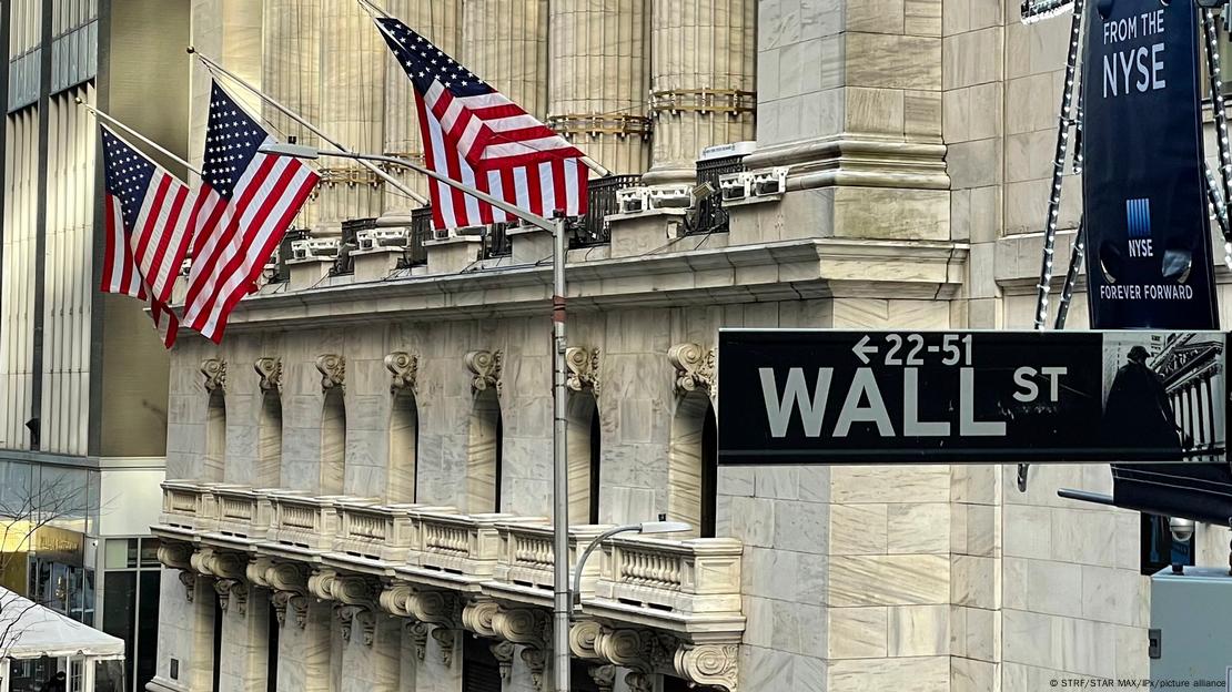 Flamujt e SHBA në selinë e Bursës së Nju Jorkut në Wall Street