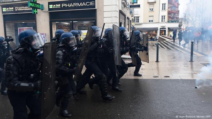 Carga policial de los antidisturbios tras la manifestación contra la ley de seguridad en París.