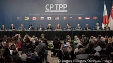 (180309) -- SANTIAGO, March 9, 2018 -- Chilean President Michelle Bachelet (6th R), Chilean Foreign Minister Heraldo Munoz (6th L) and delegates from other countries attend a signing ceremony in Santiago, Chile, on March 8, 2018. Ministers from 11 countries gathered in Chile s capital on Thursday to sign the Comprehensive and Progressive Agreement for Trans-Pacific Partnership (CPTPP). ) (zf) CHILE-SANTIAGO-CPTPP-SIGNING JorgexVillegas PUBLICATIONxNOTxINxCHN