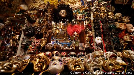BdTD | Italien | Karnevalsmasken werden in der Werkstatt des venezianischen Handwerksmaskenherstellers Gualtiero Dall'Osto in Venedig ausgestellt