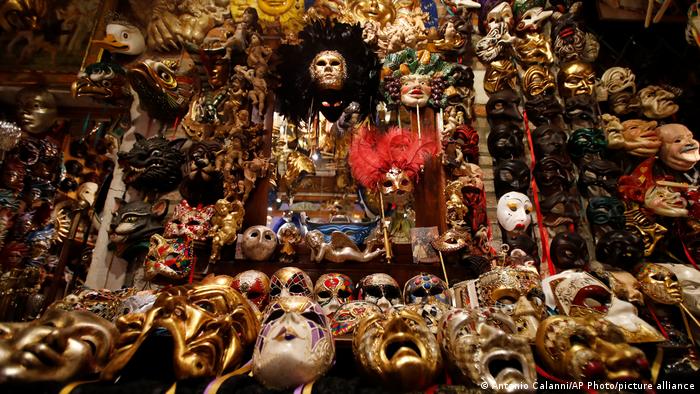 BdTD | Italien | Karnevalsmasken werden in der Werkstatt des venezianischen Handwerksmaskenherstellers Gualtiero Dall'Osto in Venedig ausgestellt