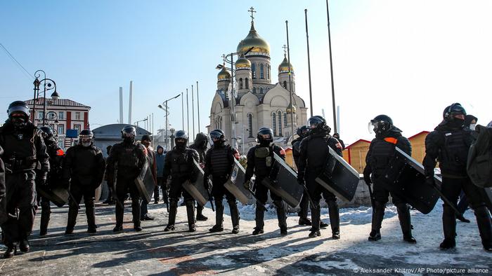 Vladivostok'ta polis göstericilerin kent merkezine girmesini engellemeye çalıştı