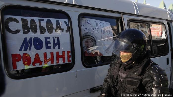 Поліцейський на протестах у Новосибірську
