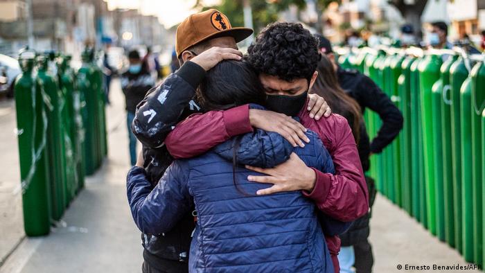 Peru | Coronavirus | Menschen umarmen sich und warten auf Sauerstoff 
