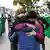 Foto de personas abrazadas mientras esperan oxígeno en Perú 