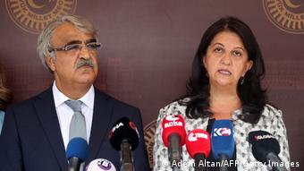 Arşiv - HDP Eş Genel Başkanı Pervin Buldan (solda), HDP'nin diğer Eş Başkanı Mithat Sancar ile birlikte