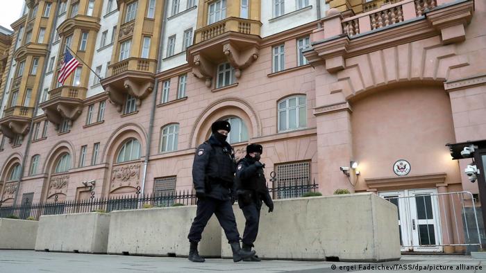 Полицейские проходят мимо здания посольства США на Новинском бульваре в центре Москвы.