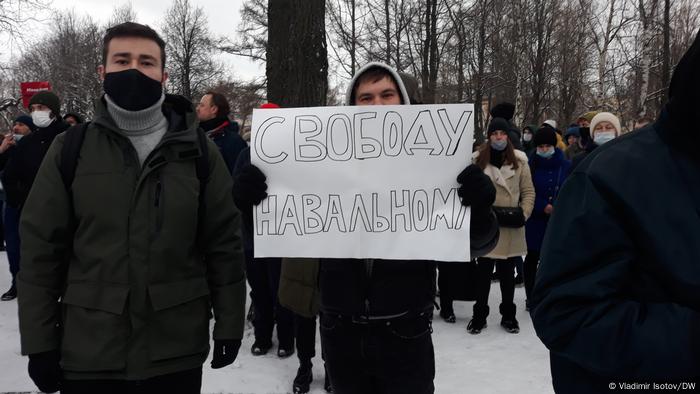 Участники акции в поддержку Алесея Навального в Санкт-Петербурге