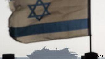 Das türkische Passagierschiff Mavi Marmara, im Vordergrund weht die israelische Fahne (Foto: AP)