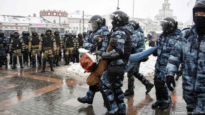 Задержание демонстранта в ходе акции 31 января в Москве