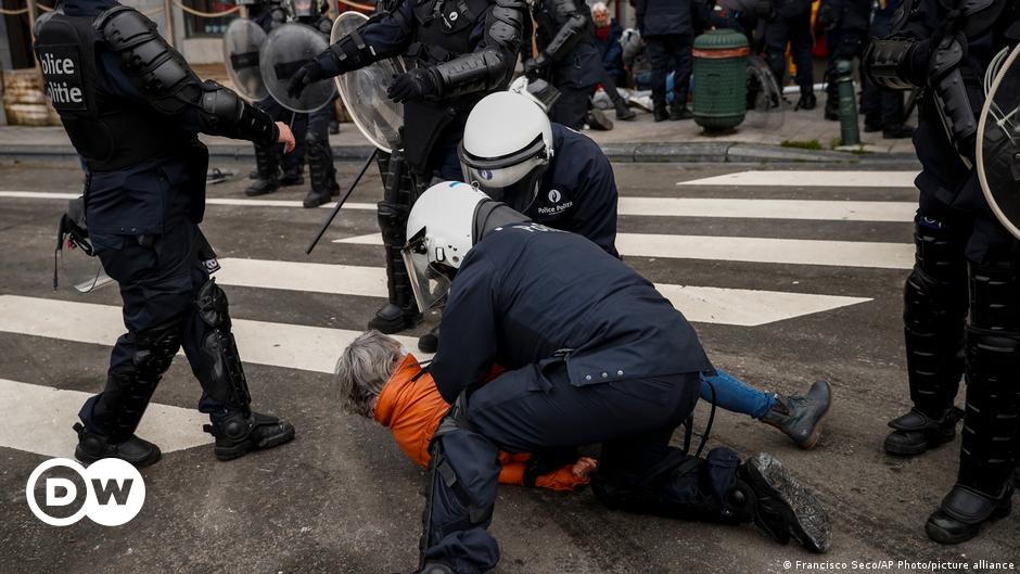 Coronavirus digest: Brussels police detain hundreds of anti-lockdown protesters | DW | 31.01.2021