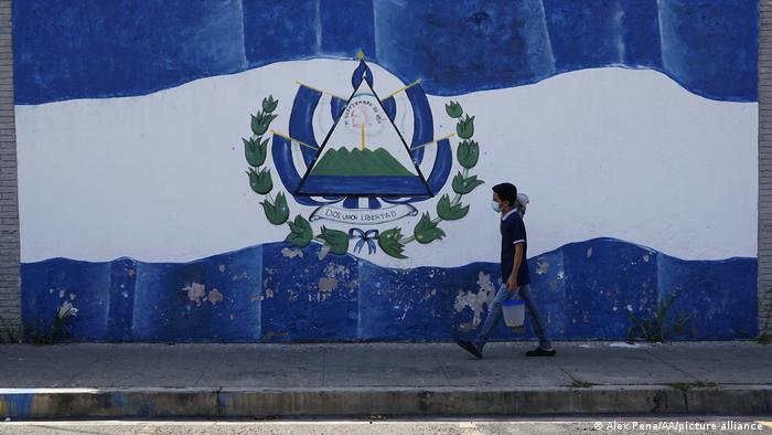 Bandera de El Salvador en las calles de San Salvador, la capital del país.