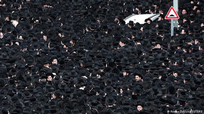 Хиляди ултраортодоксални евреи нарушиха мерките и се включиха в погребението на равин в края на януари.