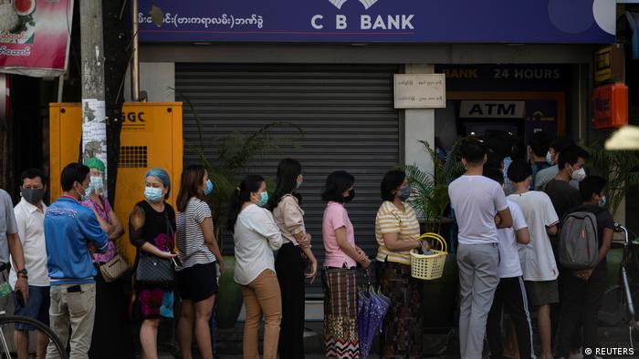 Myanmar Militärputsch | Menschen vor Bank in Yangon