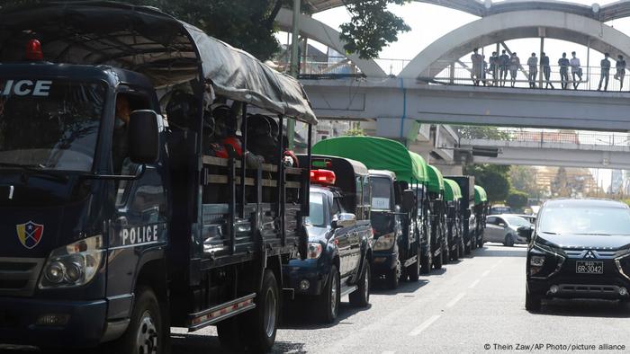 Tropas del Ejército de Birmania en las calles de Rangún, luego del golpe de Estado, el 1.02.2021.