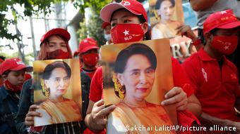 Сторонники лидера партии Национальная лига за демократию (НЛД) Аун Сан Су Чжи в Мьянме