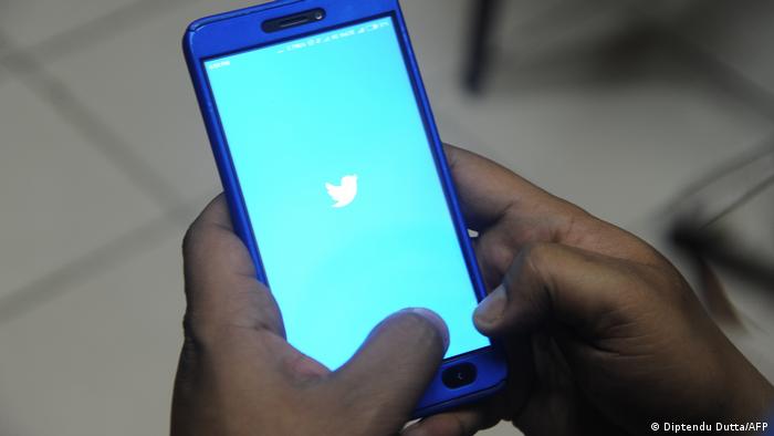 An Indian uses Twitter on his smartphone. (Photo by DIPTENDU DUTTA / AFP)