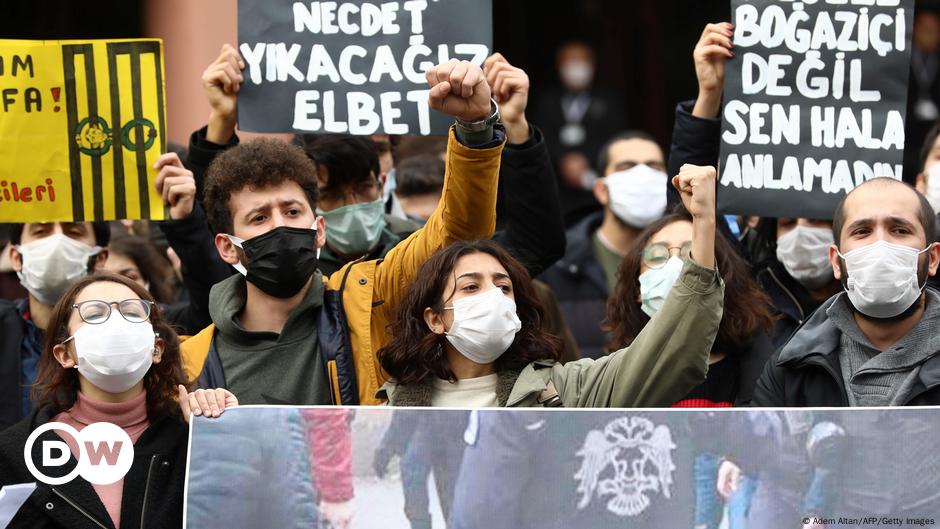 Ankara, sanat eserleri tartışmalarının ortasında protestocu öğrencileri “LGBT bireyler” olarak nitelendirdi  Orta Doğu |  Arap dünyasındaki olayların analizi ve haberleri |  DW