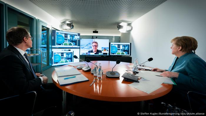BioNTech-Finanzvorstand Sierk Pötting (auf dem Monitor) spricht auf dem Impfgipfel mit Kanzlerin Angela Merkel und Berlins Regierendem Bürgermeister Michael Müller BioNTech-Finanzvorstand Sierk Pötting (auf dem Monitor) spricht auf dem Impfgipfel mit Kanzlerin Angela Merkel und Berlins Regierendem Bürgermeister Michael Müller