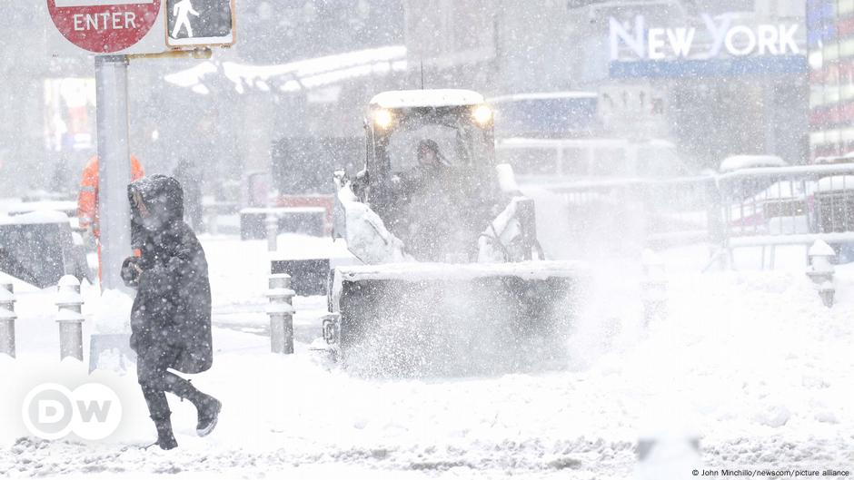 New York gears up for Blizzard |  Currently America |  DW