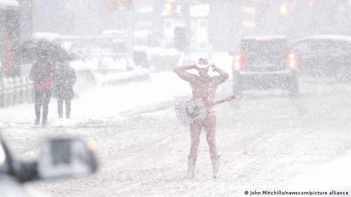 Un artista callejero ataviado como vaquero desafía a la nieve en la 7ª Avenida de Nueva York durante una nevada hace dos semanas.