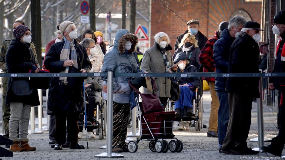 Berlin Ansturm auf Impfzentrum Arena Treptow